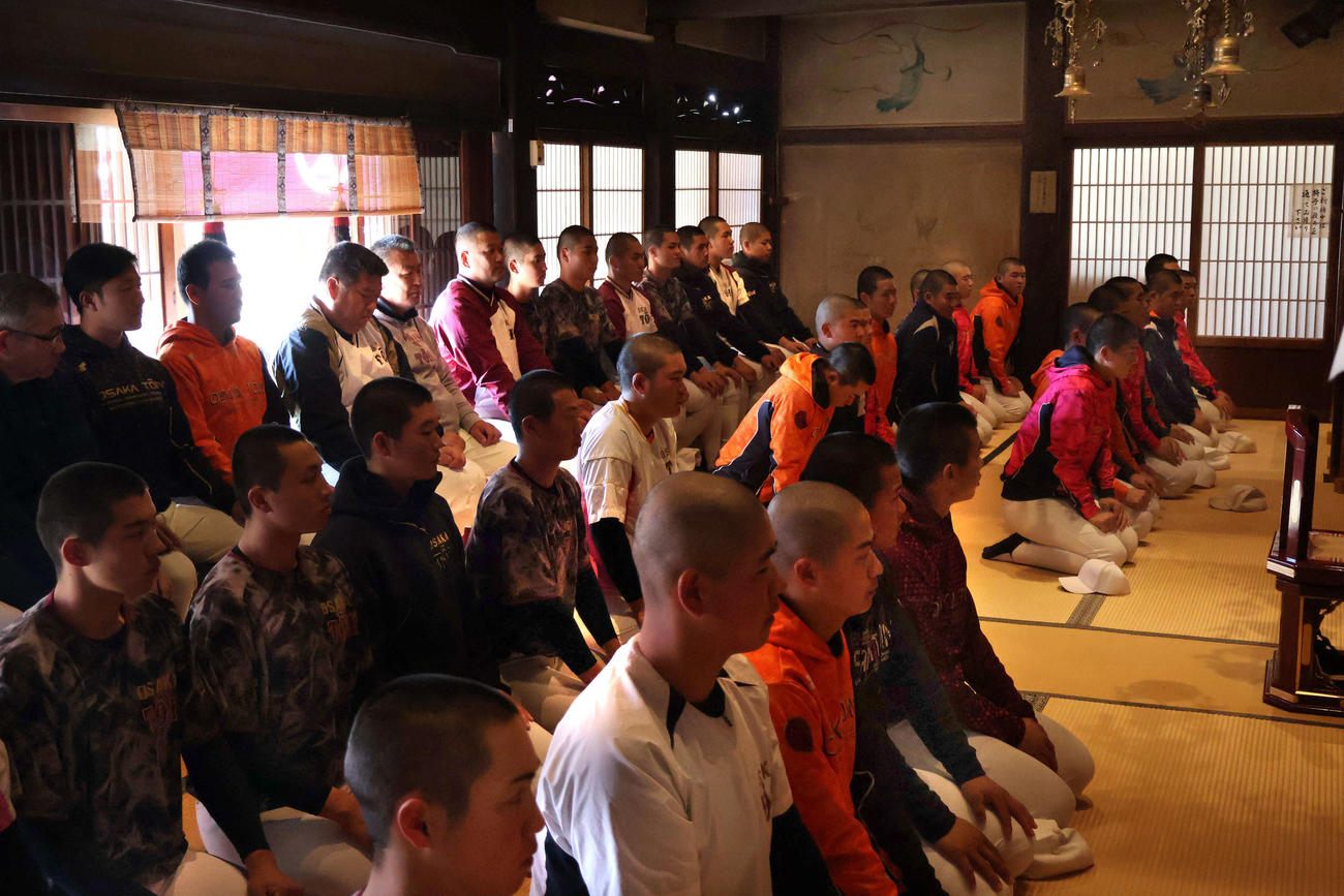 野崎観音（慈眼寺）を参拝した大阪桐蔭ナイン（撮影・古財稜明）