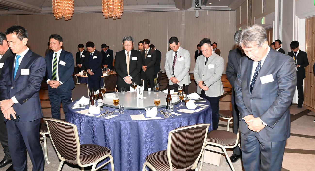 PL学園硬式野球部OB会で能登半島地震の被災者に黙とうする出席者（撮影・前岡正明）