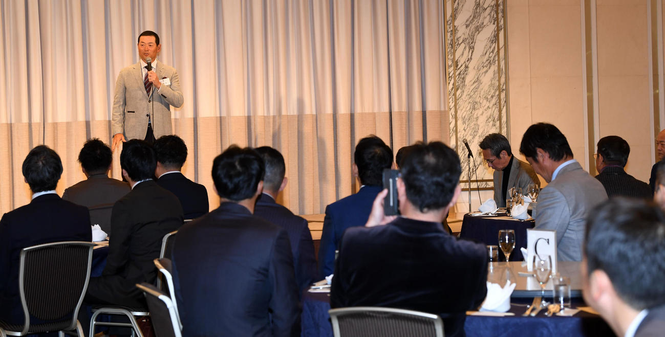 PL学園硬式野球部OB会であいさつする桑田真澄OB会会長（撮影・前岡正明）