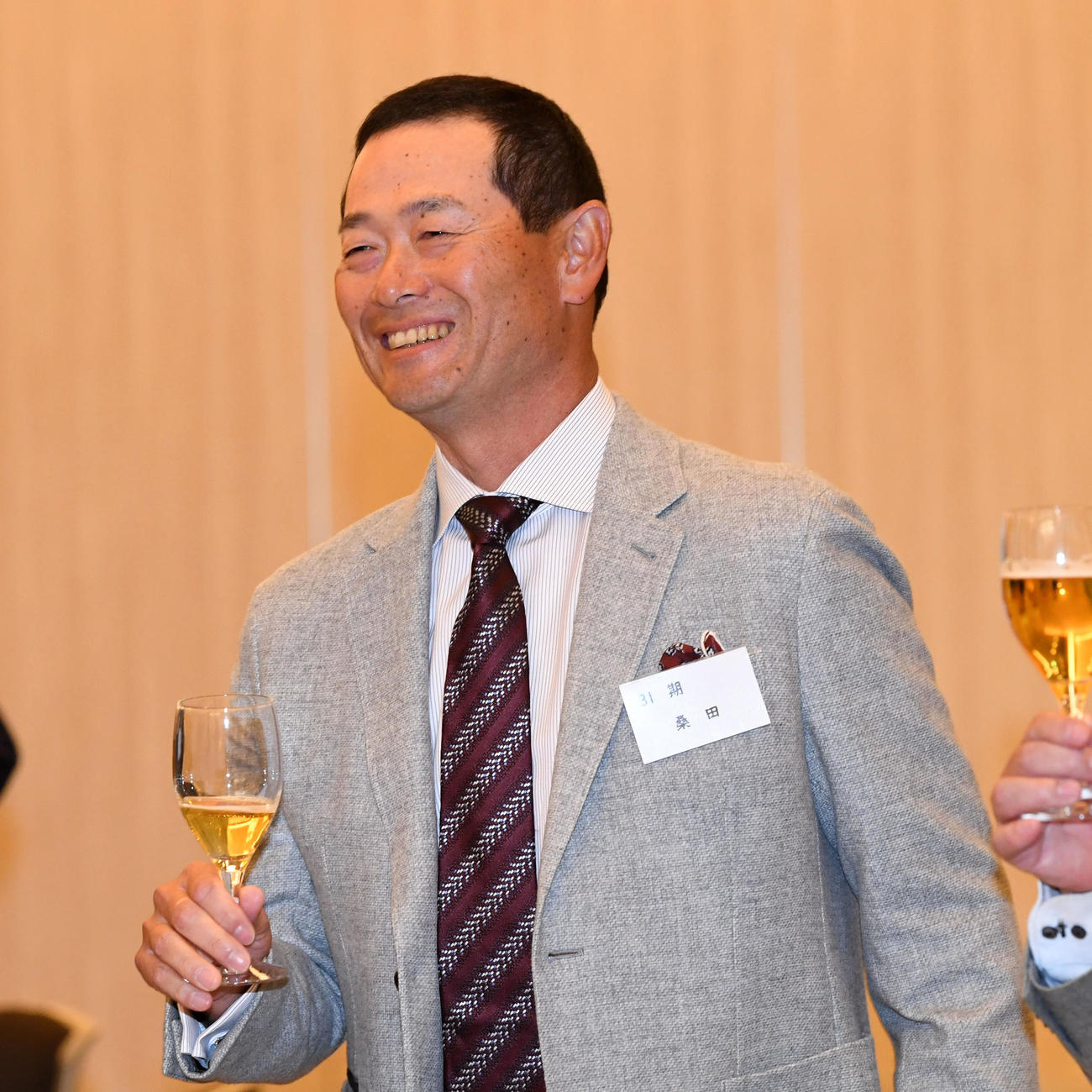 PL学園硬式野球部OB会に出席、乾杯で笑顔を見せる桑田OB会会長（撮影・前岡正明）