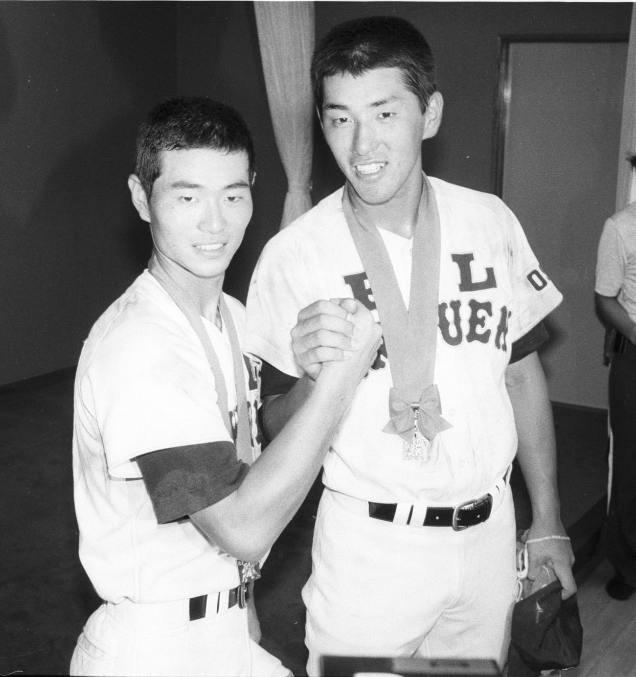 宿舎で握手を交わすPL学園桑田真澄（左）と清原和博（1985年8月撮影）