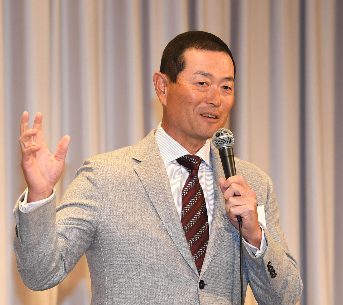 PL学園硬式野球部OB会であいさつする桑田真澄OB会会長（撮影・前岡正明）
