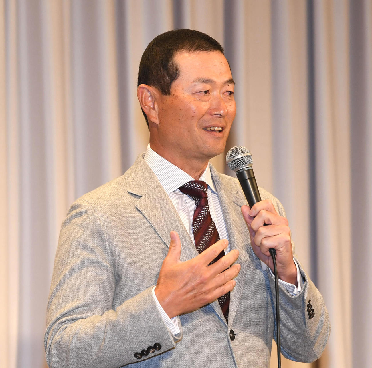 PL学園硬式野球部OB会であいさつする桑田真澄OB会会長（撮影・前岡正明）