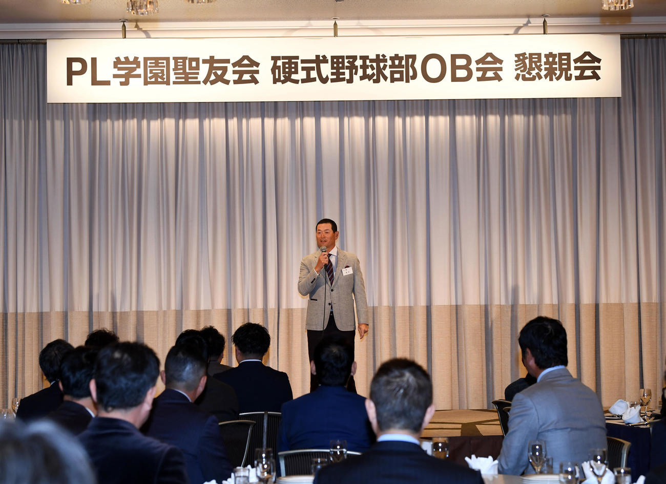 PL学園硬式野球部OB会であいさつする桑田真澄OB会会長（撮影・前岡正明）