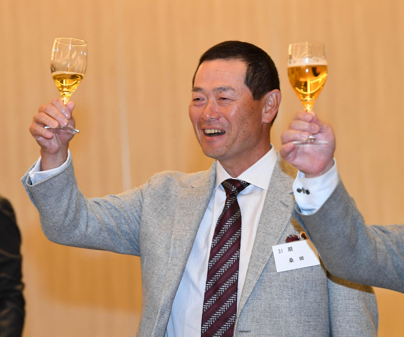 PL学園硬式野球部OB会に出席し笑顔で乾杯する桑田OB会会長（撮影・前岡正明）