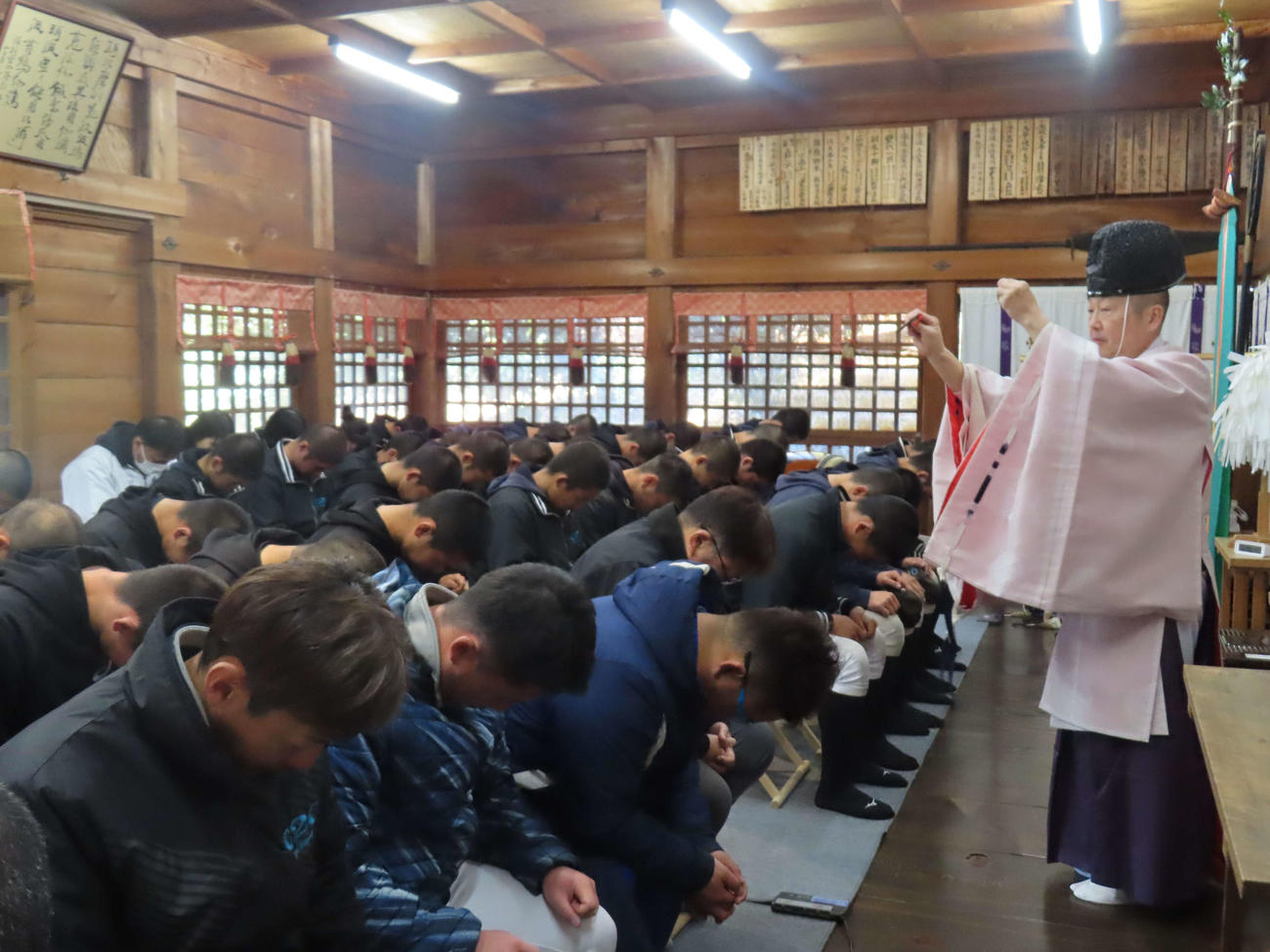 酒折宮で祈祷を受ける山梨学院野球部一行（撮影・佐瀬百合子）