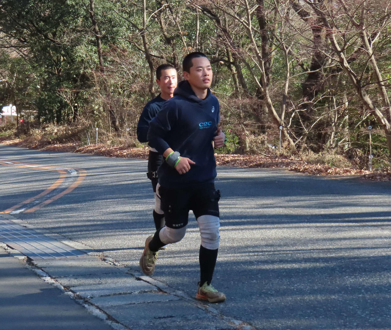 山登りのランニングを行う山梨学院野球部（撮影・佐瀬百合子）