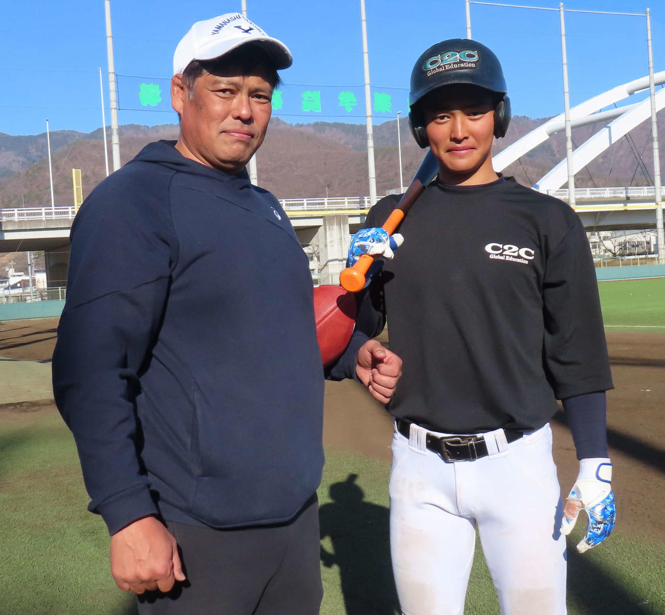 写真に納まる（右から）山梨学院・中原義虎、父の正義さん（撮影・佐瀬百合子）