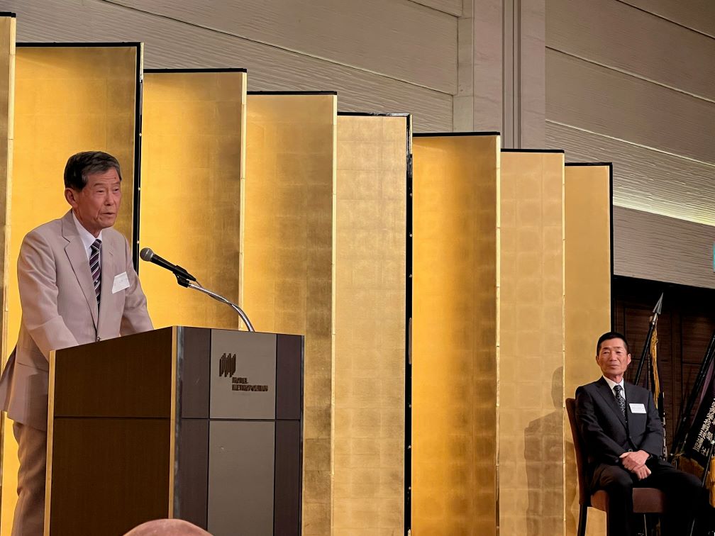 帝京・前田三夫元監督（右）の勇退パーティーに駆けつけた横浜・渡辺元智元監督（左）
