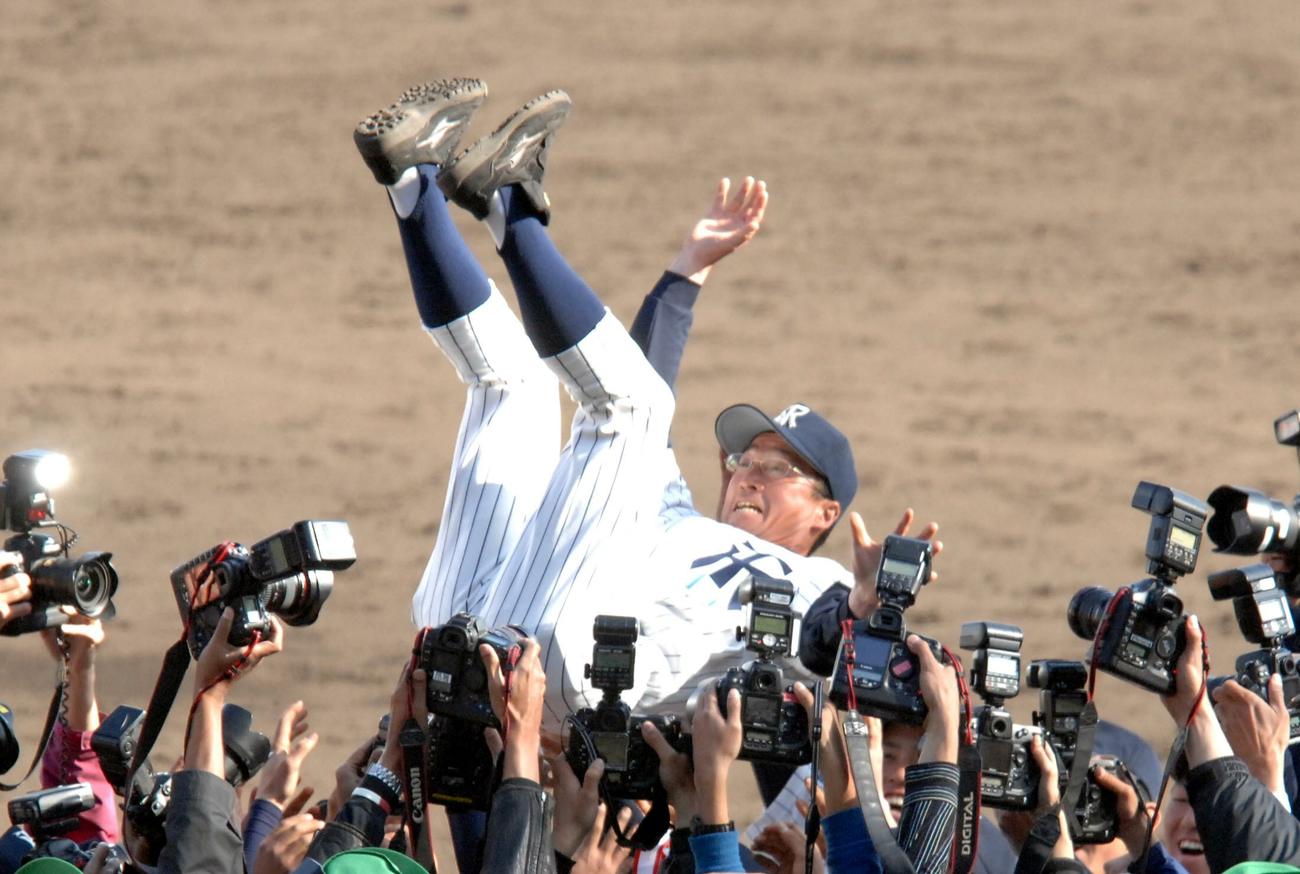 07年4月、第79回センバツ決勝　優勝した常葉学園菊川の森下知幸監督は部員から胴上げを受ける