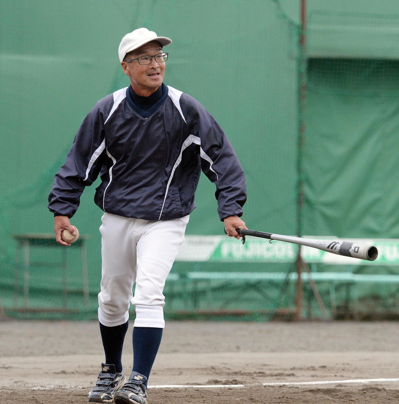選手に声を掛けながらノックを放つ御殿場西の森下知幸監督（2018年10月12日撮影）