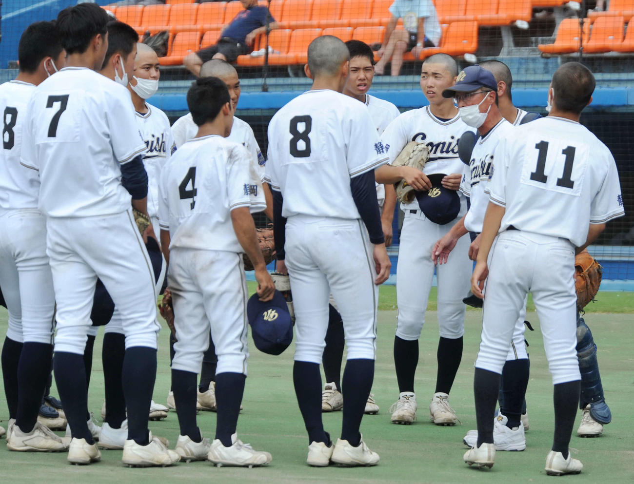 22年9月、ベンチ前の円陣で指示を出す御殿場西の森下監督（右から2人目）