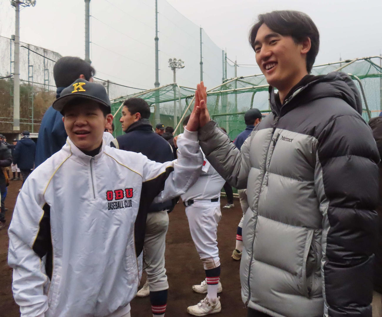 「甲子園夢プロジェクト」の合同練習会でペアを組み最後にハイタッチを交わす日高晴登くん（左）と慶応・八木（撮影・佐瀬百合子）
