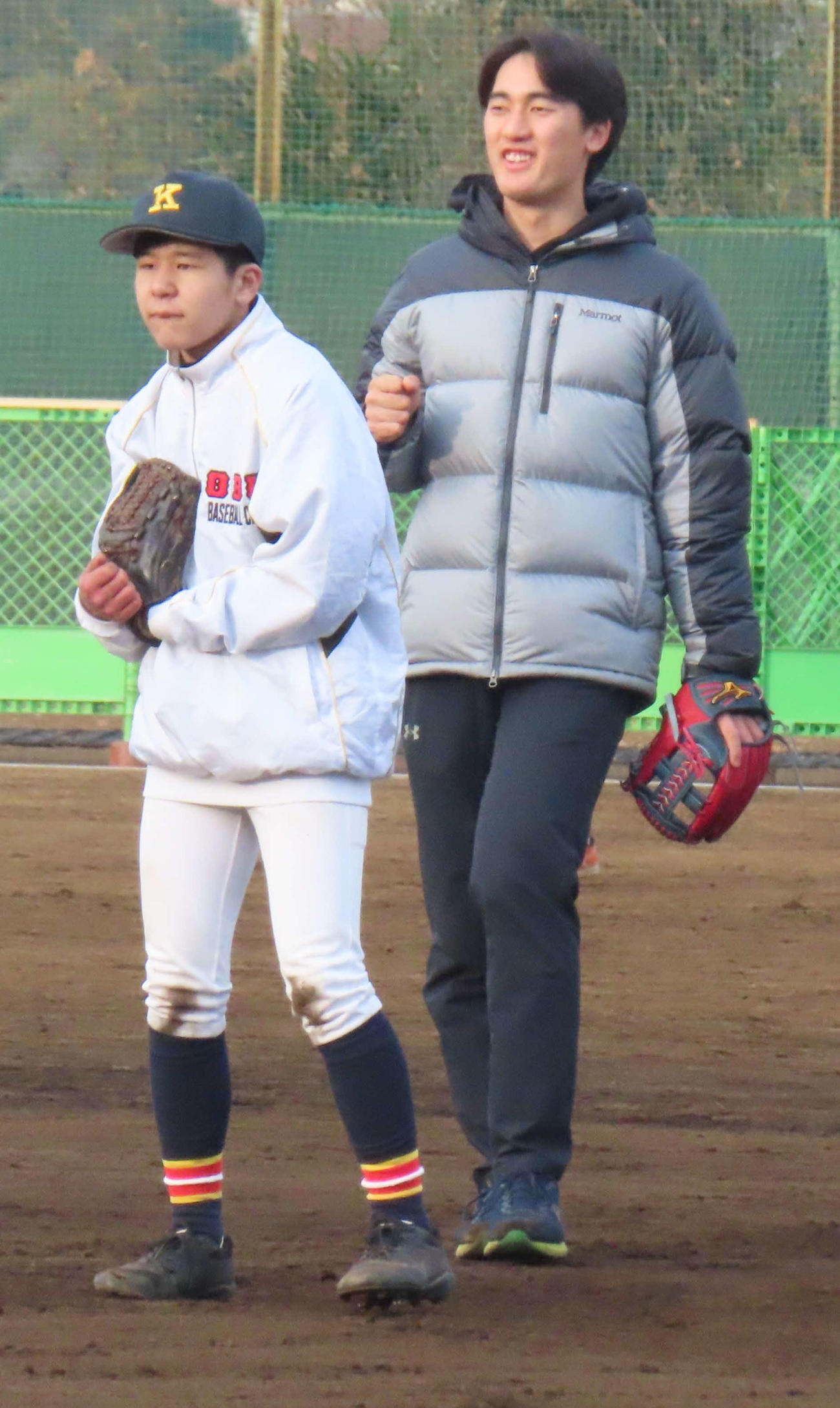 「甲子園夢プロジェクト」の合同練習会に参加し、ペアを組んだ日高晴登くん（左）と慶応・八木（撮影・佐瀬百合子）