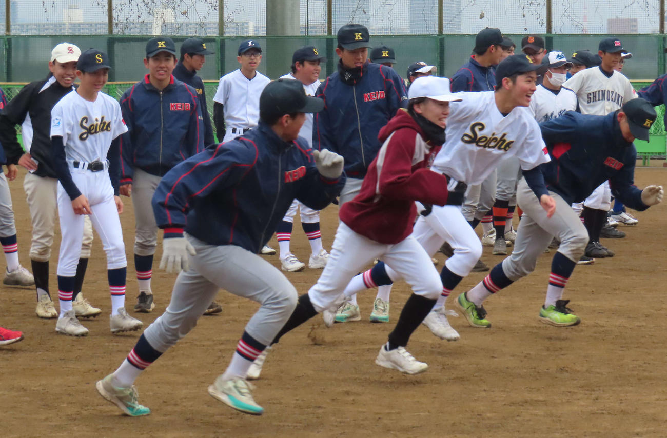 「甲子園夢プロジェクト」の合同練習会でダッシュする慶応、青鳥特別支援、甲子園夢プロジェクトメンバーの選手たち（撮影・佐瀬百合子）