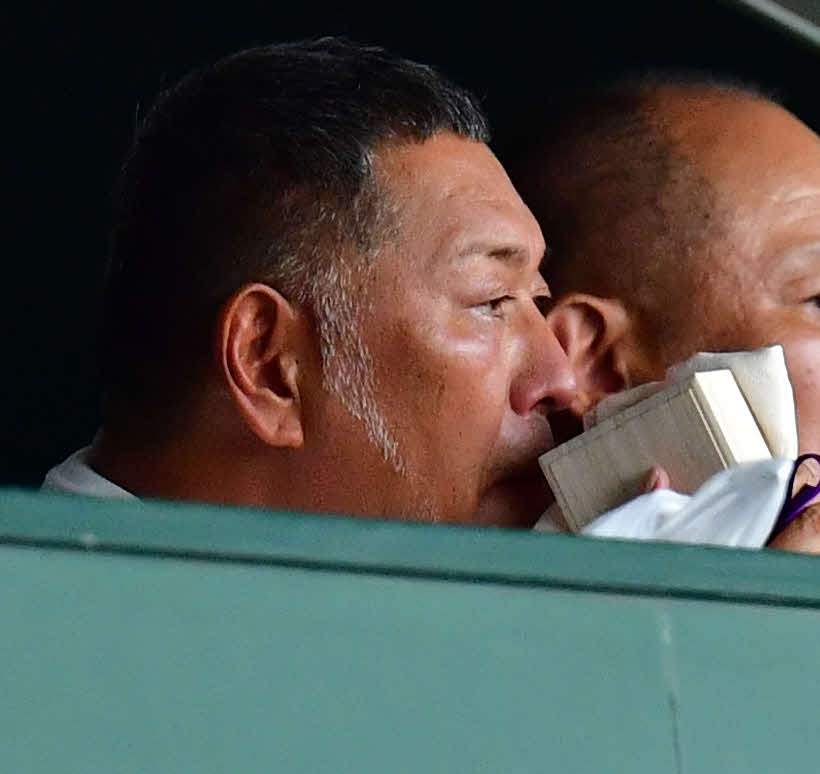 2023年8月23日、清原勝児の打席を見つめる父和博氏