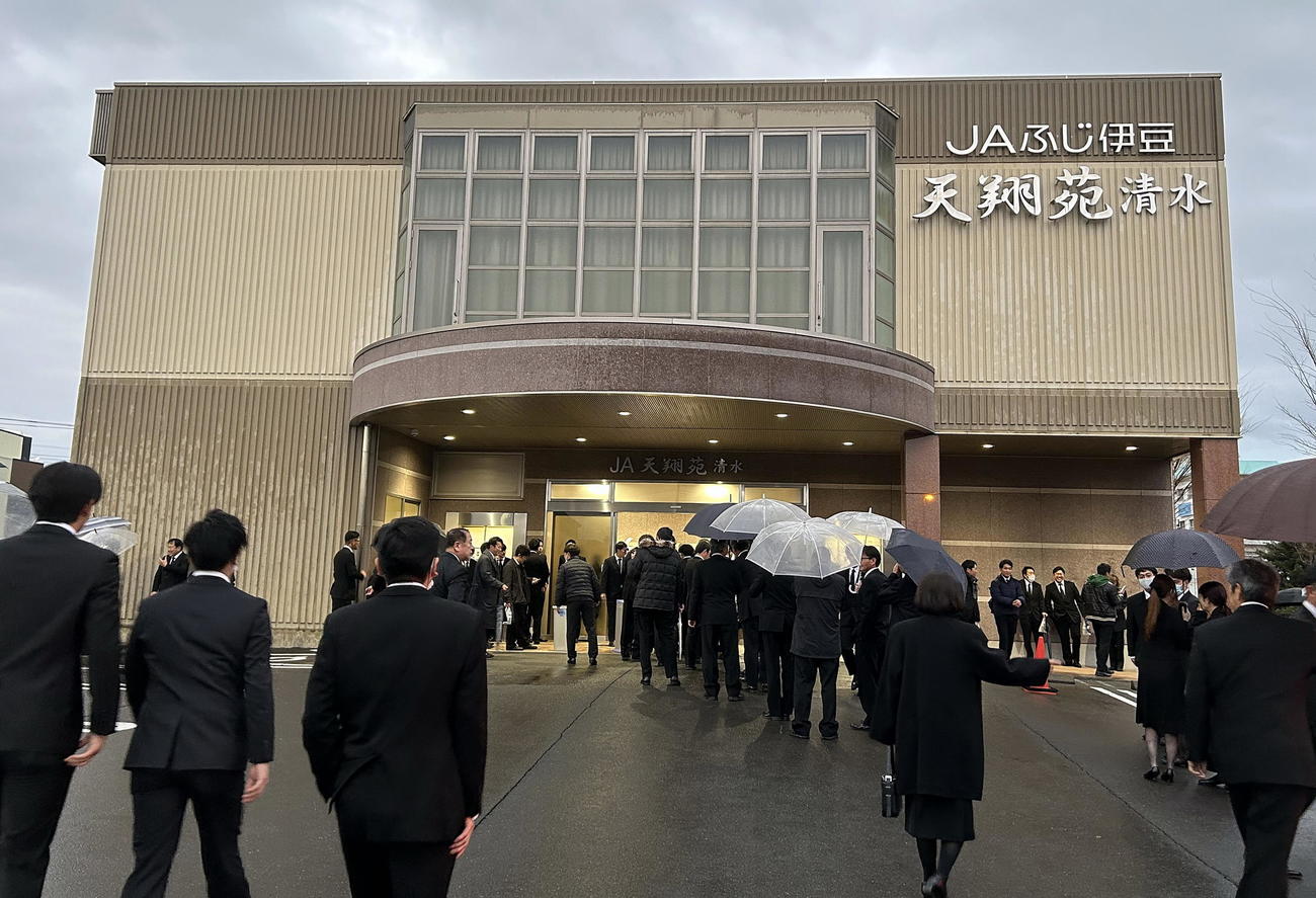 森下知幸さんの通夜が営まれ、多くの参列者が訪れた