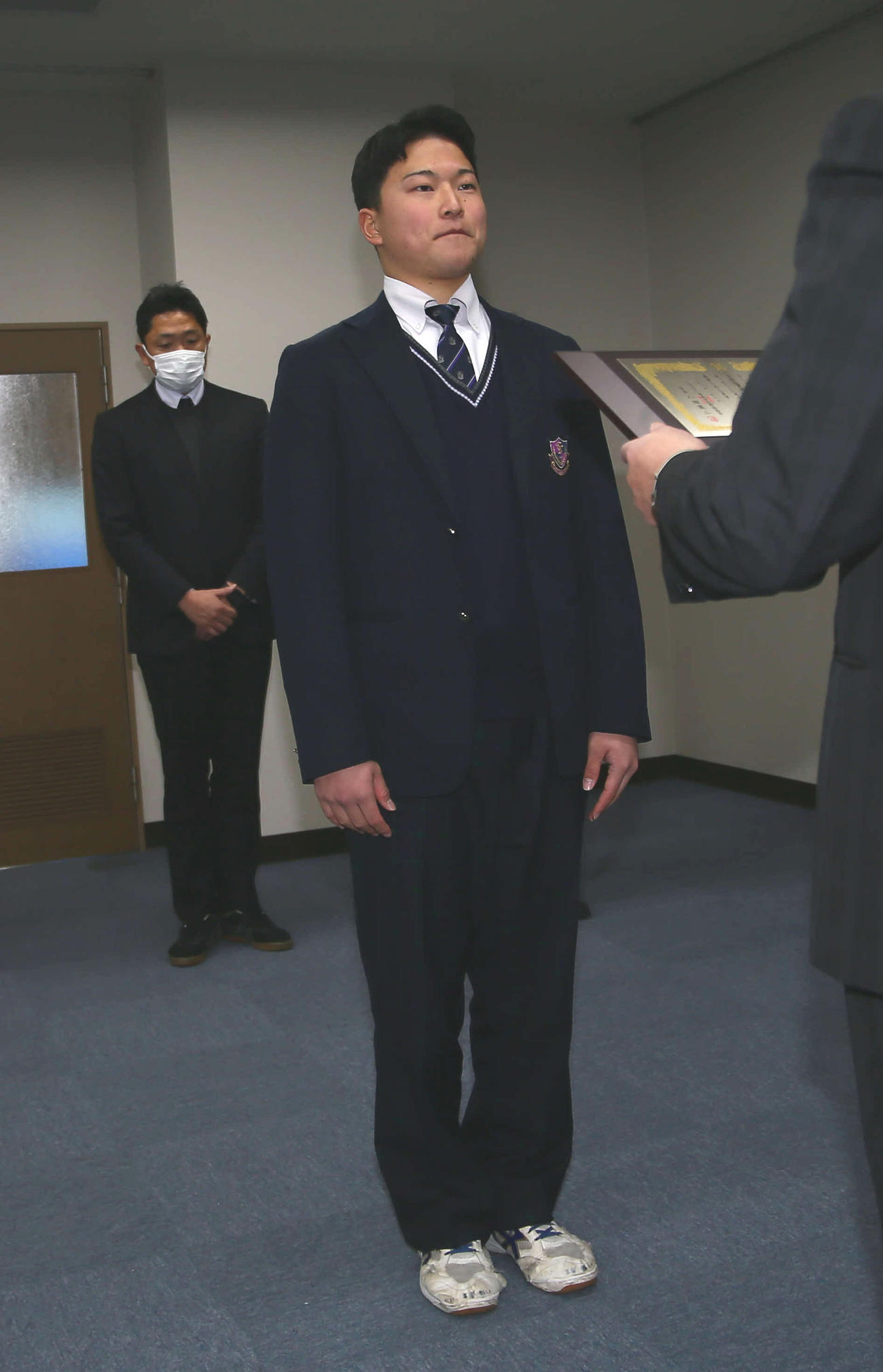 神妙な面持ちで表彰式に臨む八幡捕手