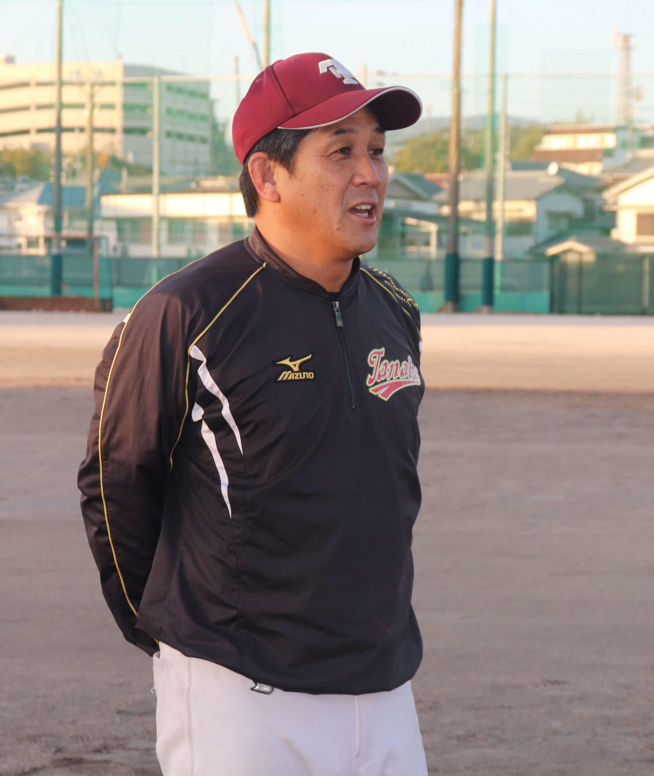 23年12月、報道陣の質問に答える田辺・田中監督