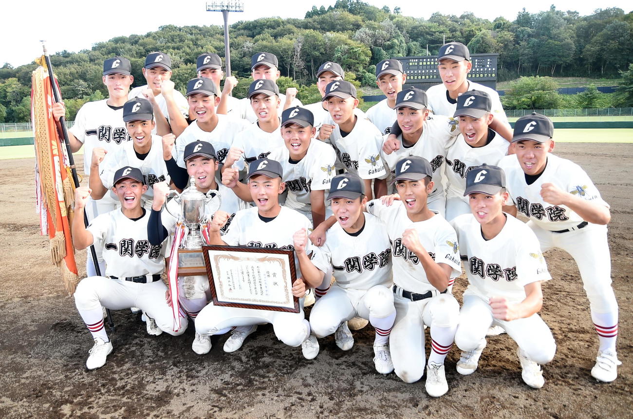 秋季岩手大会で14年ぶりの優勝を果たし、ガッツポーズで喜ぶ一関学院ナイン