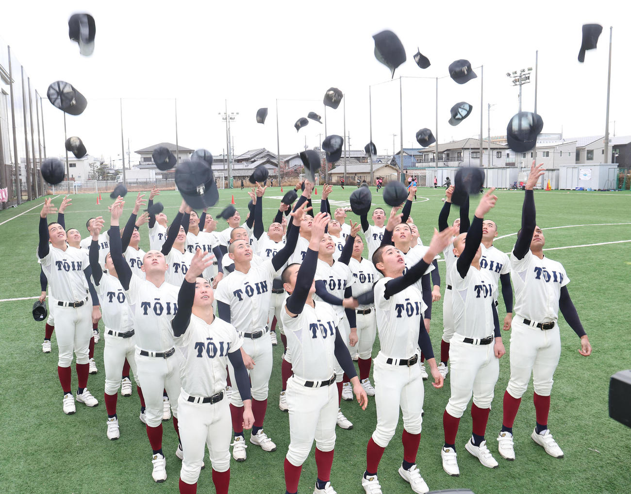 センバツ出場が決まり帽子投げで喜ぶ大阪桐蔭ナイン（撮影・白石智彦）