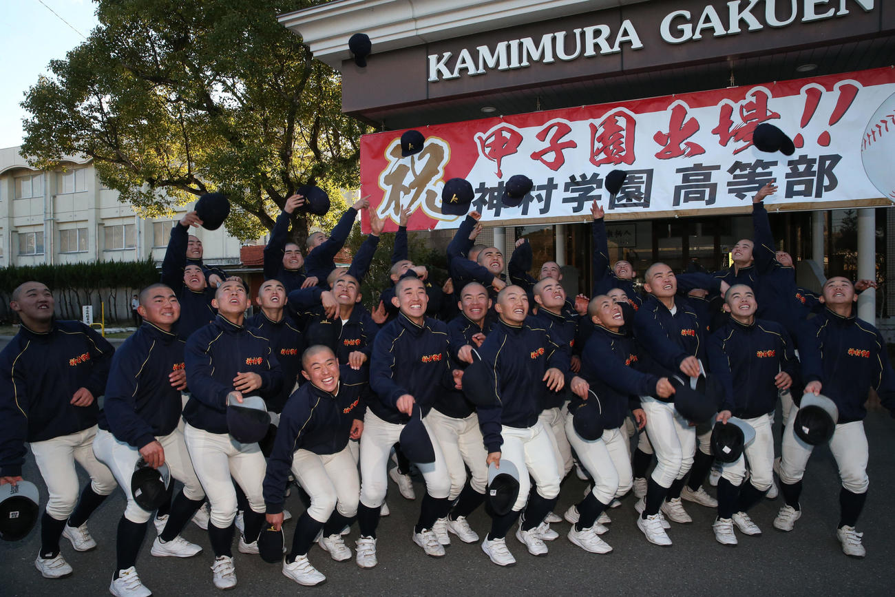 センバツ出場を決めた神村学園ナインは帽子を投げ歓喜の表情（撮影・冨田成美）