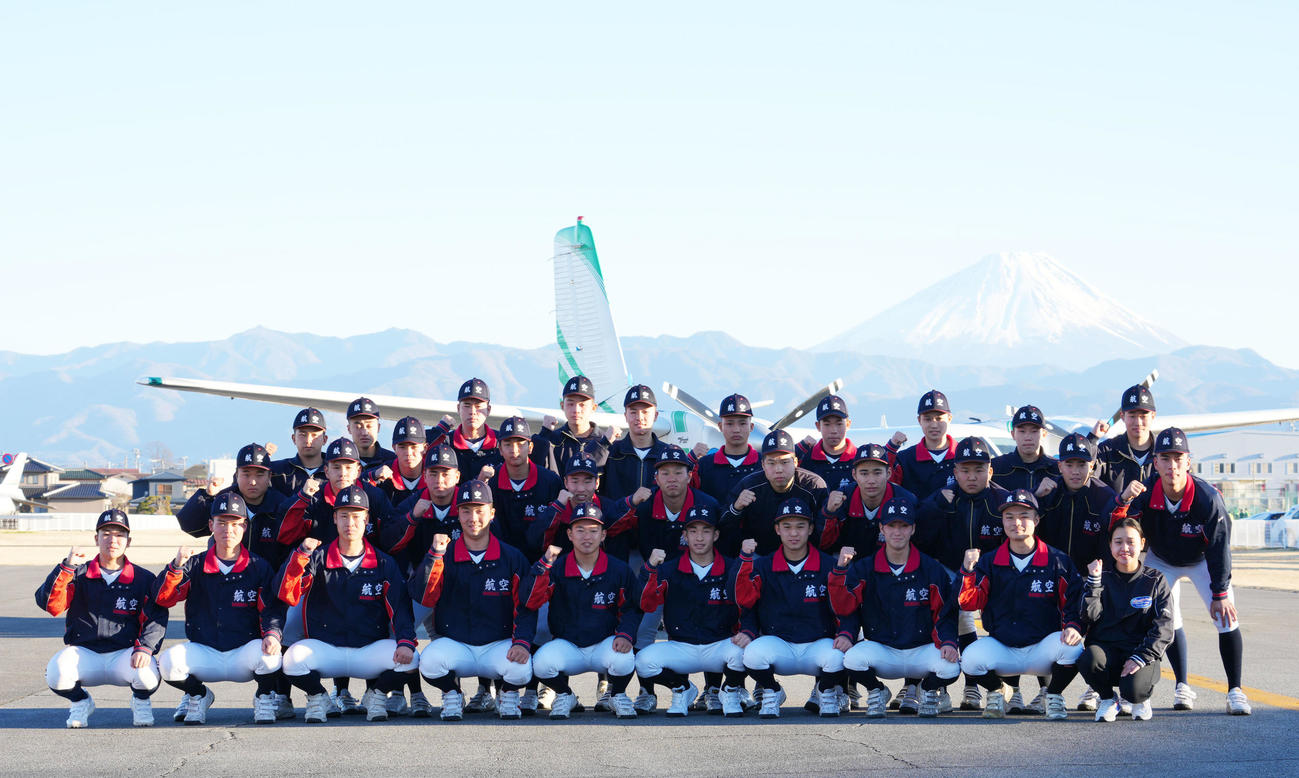 センバツ出場が決まり笑顔でガッツポーズする日本航空石川の選手たち（撮影・横山健太）
