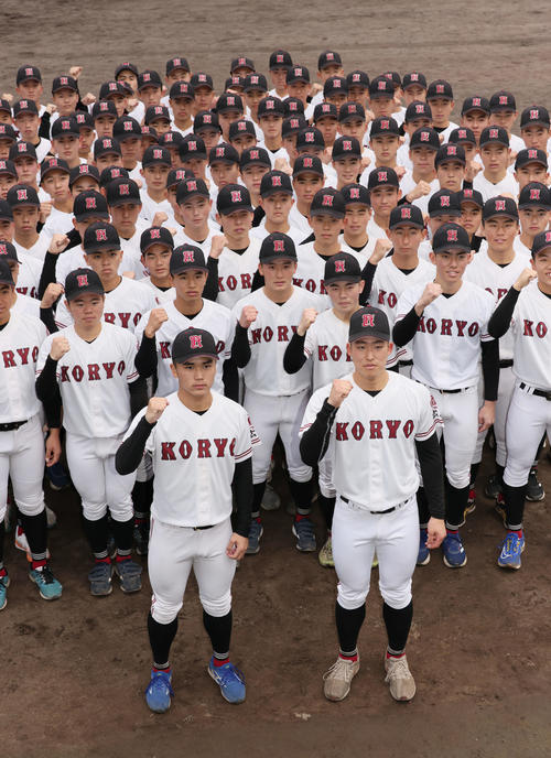 センバツ出場を決めた広陵高校野球部。前列左は高尾投手。前列右は只石主将（撮影・加藤孝規）