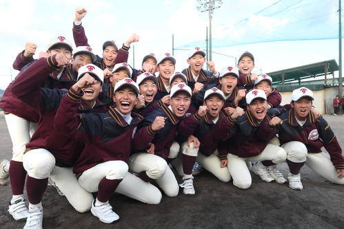 センバツ出場が決定し、喜ぶ田辺の選手たち（撮影・滝沢美穂子）