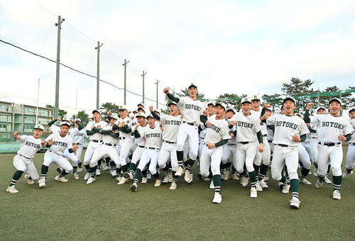 選抜出場を決め喜ぶ報徳ナイン（撮影・石井愛子）