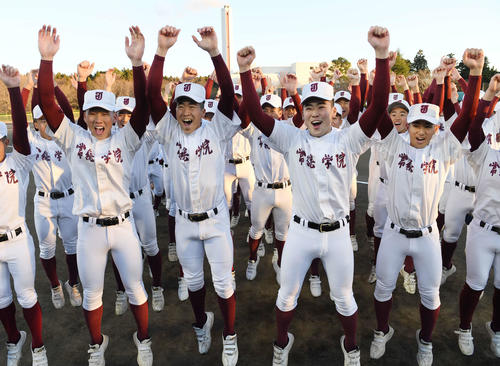 センバツ出場が決まり喜ぶ左からエース小林芯汰、若葉佑真主将、4番武田勇哉と常総学院ナイン（撮影・柴田隆二）