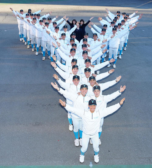 センバツ出場が決定し「Y」の人文字をつくる山梨学院の選手たち（撮影・江口和貴）