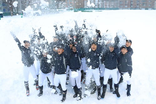 センバツ出場が決定し、雪が積もるグラウンドで喜ぶ北海ナイン（撮影・保坂果那）