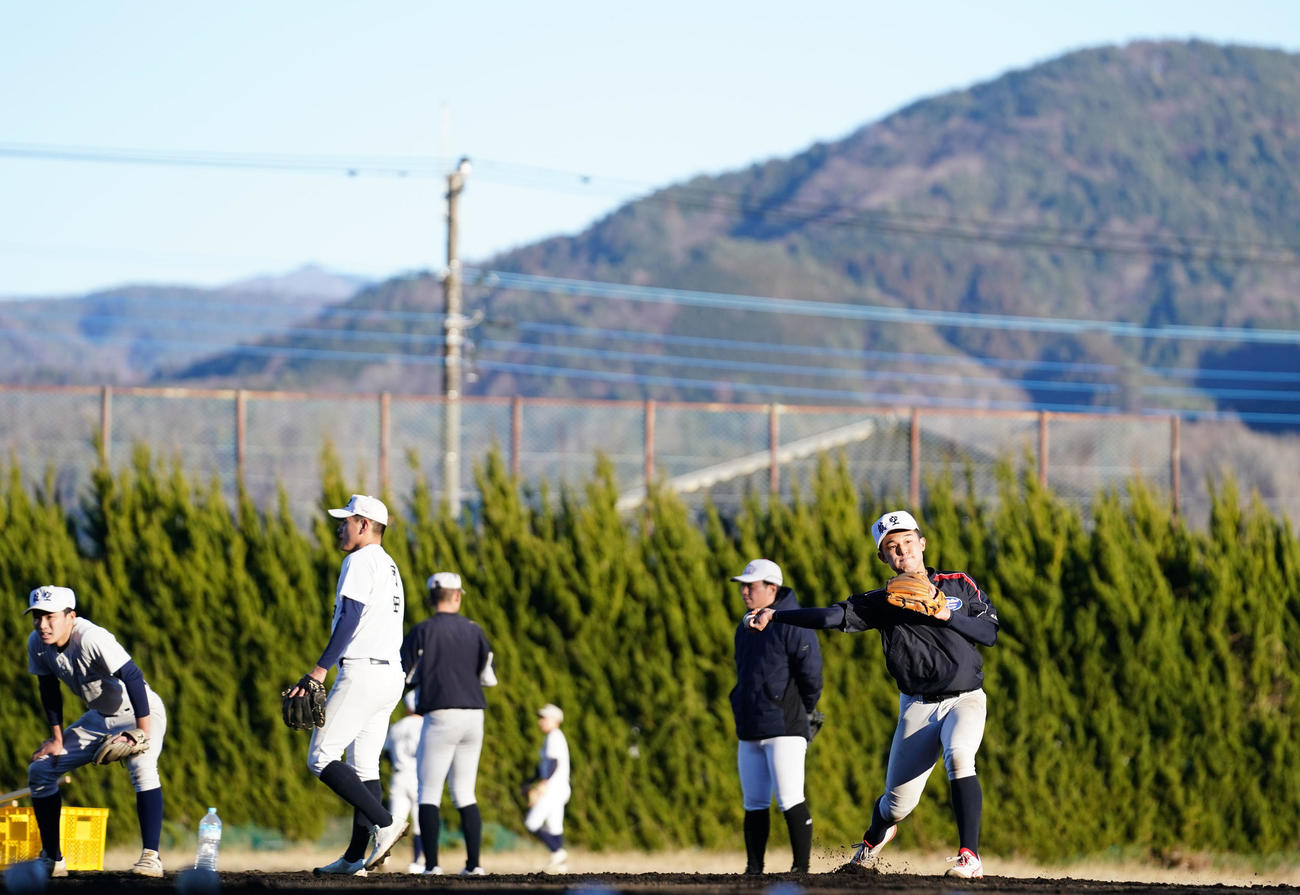 山梨県の増穂商グラウンドで練習をする日本航空石川ナイン（撮影・横山健太）