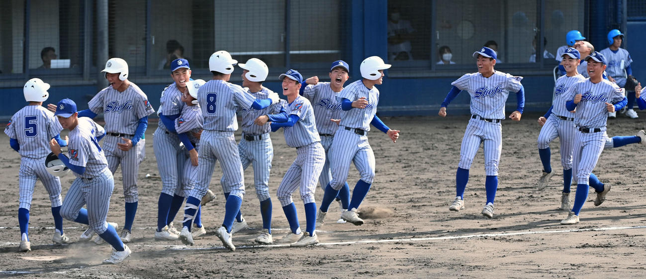 秋季近畿大会1回戦で智弁学園にサヨナラ勝ちし喜ぶ須磨翔風ナイン（2023年10月撮影）