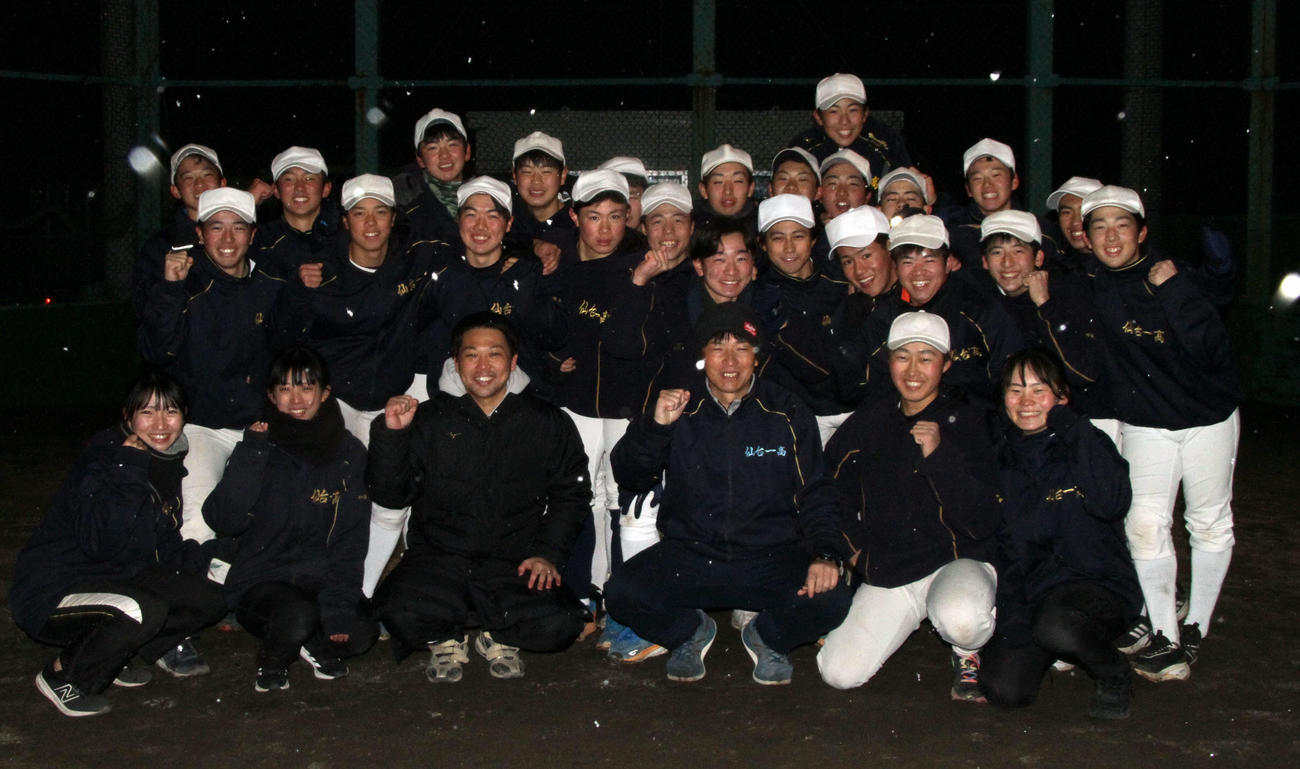 「センバツ出場決定」の朗報を待つ阿部部長（前列左から3人目）と仙台一ナイン（撮影・木村有優）