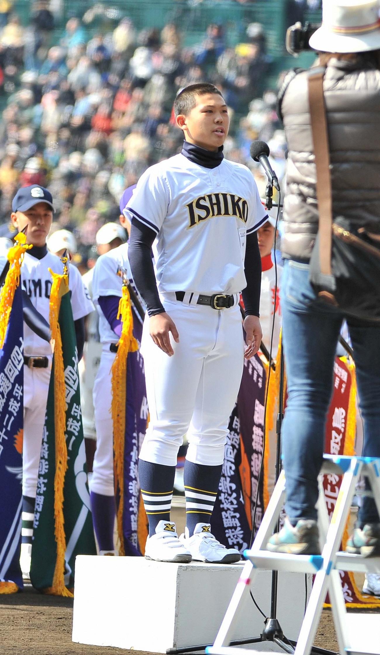 12年3月、選抜大会開会式で選手宣誓する石巻工・阿部翔人主将