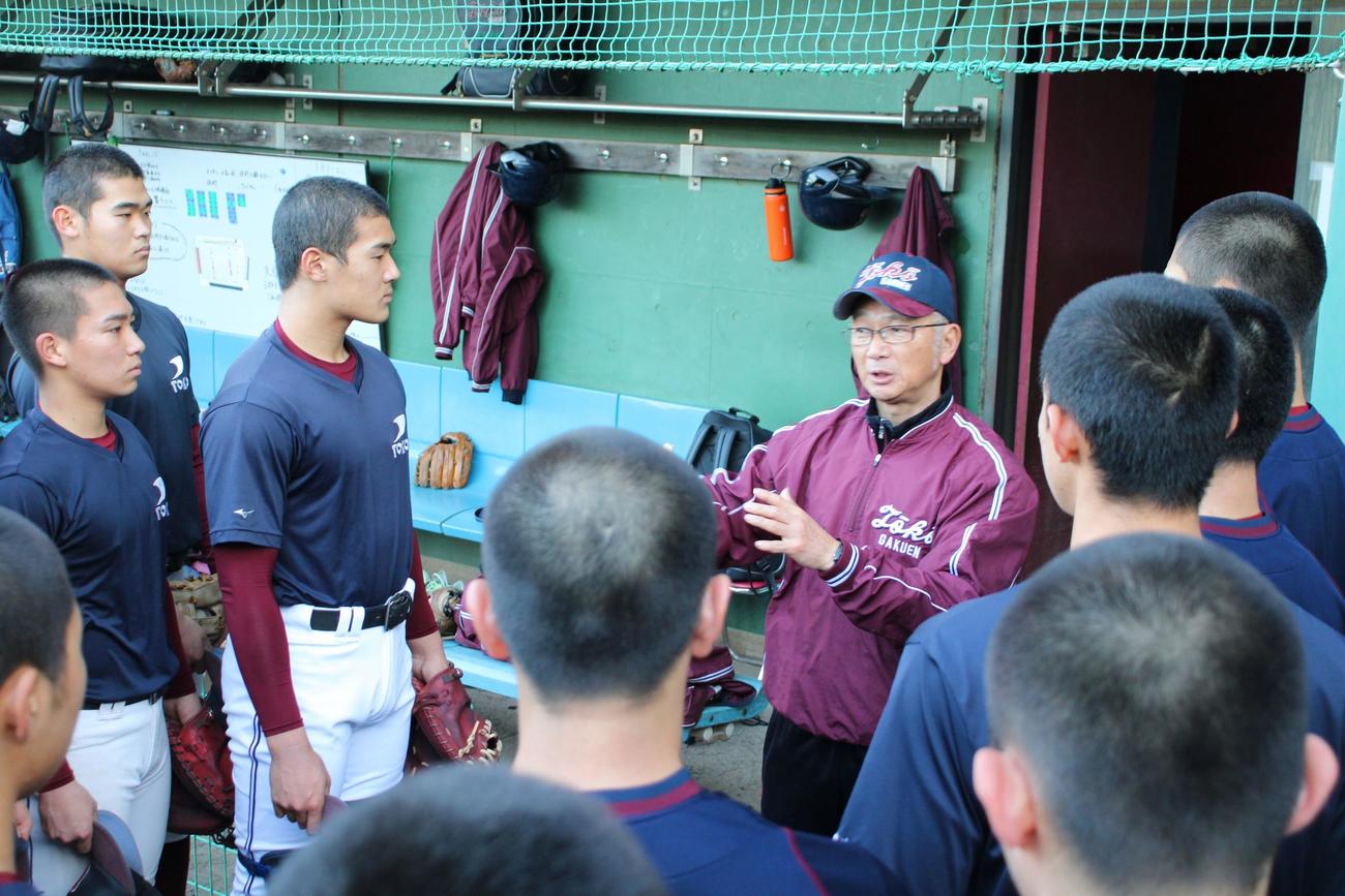 野呂監督を中心にミーティングを行う桐光学園の選手たち（撮影・金子真仁）