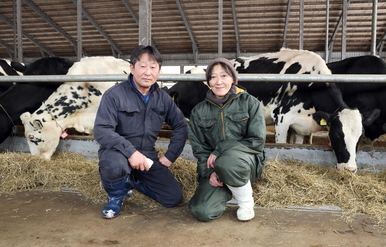 牛舎で撮影に応じる別海・千田涼太の父・和幸さん（左）と母・千春さん（撮影・佐藤翔太）
