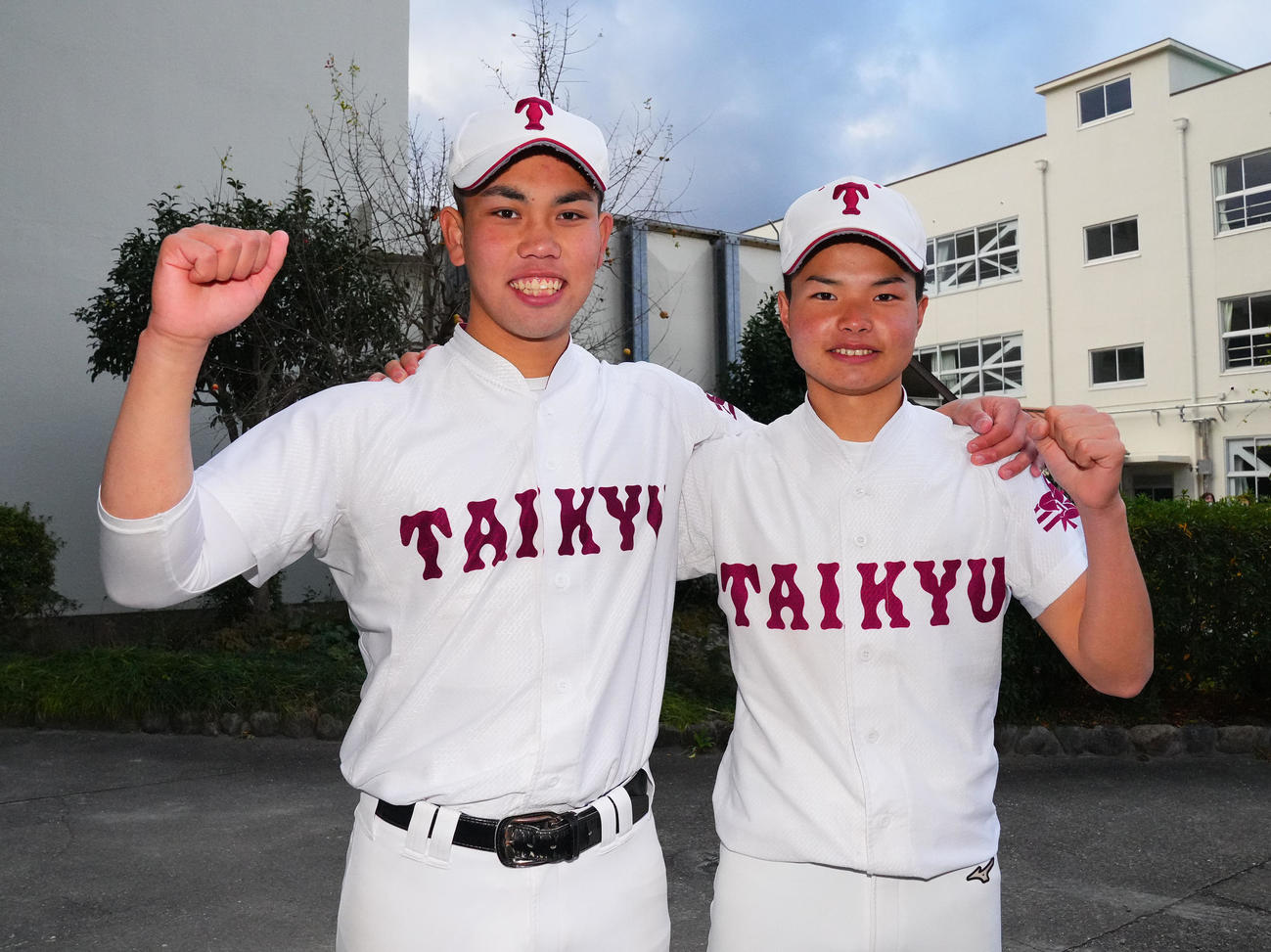 センバツ出場が決まり、笑顔を見せる耐久のエース冷水（左）と赤山主将（撮影・藤尾明華）