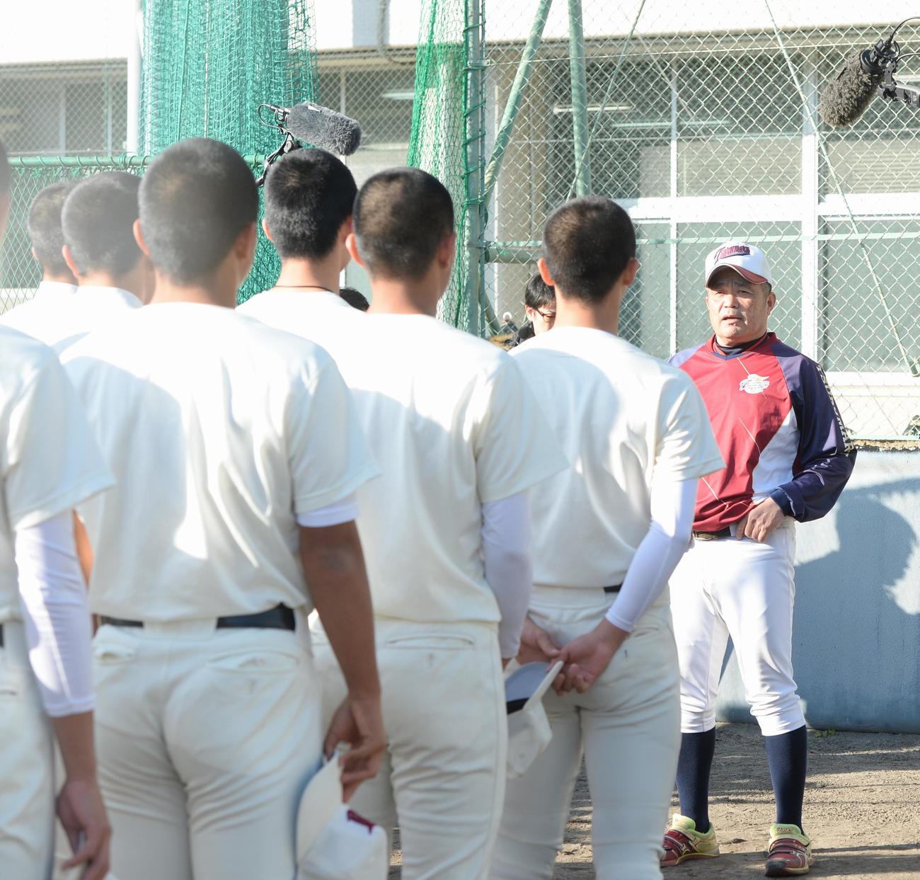 鶴丸・福田健吾監督（右）から報告を知らされる選手たち（撮影・佐藤究）
