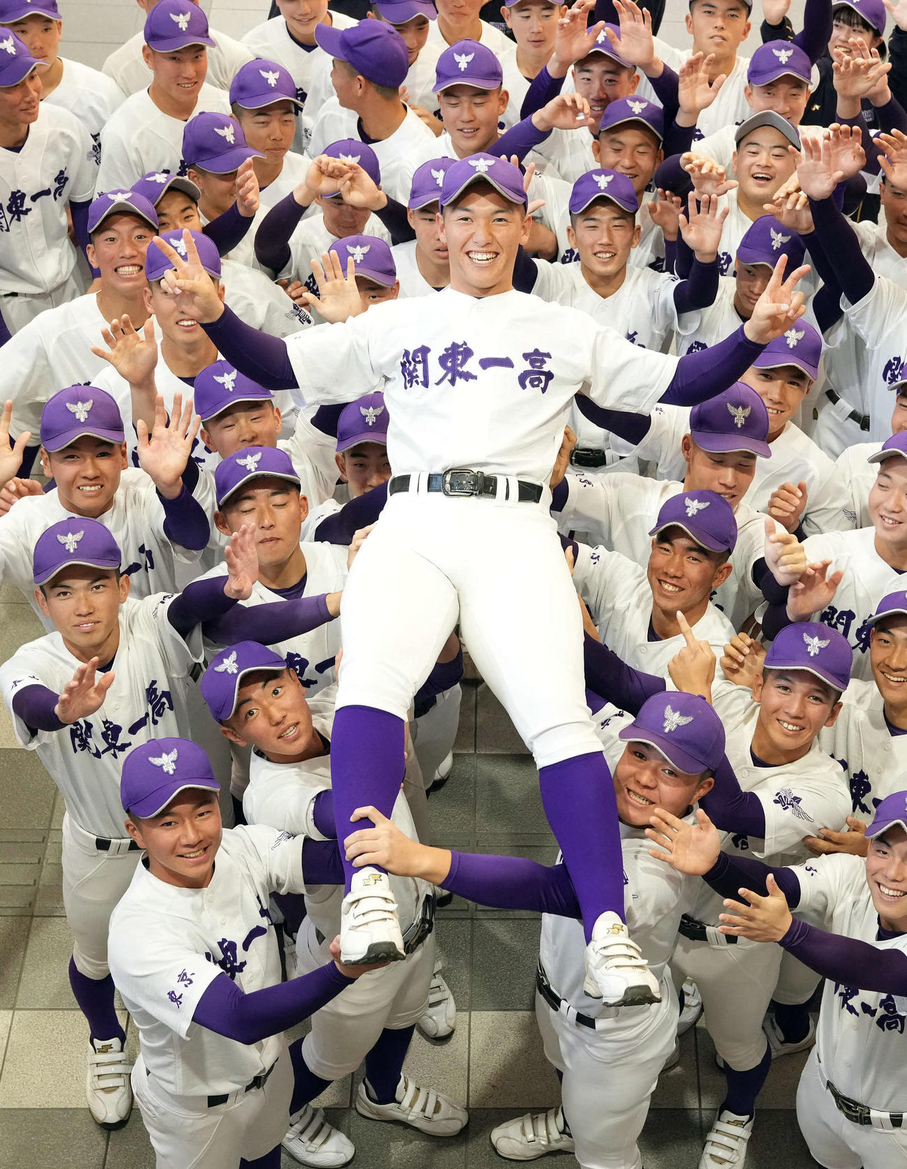 センバツ出場を決め胴上げされる関東第一・高橋主将（撮影・たえ見朱実）