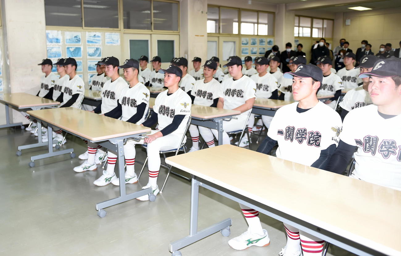 テレビで選考委員会の様子を見つめる一関学院ナイン