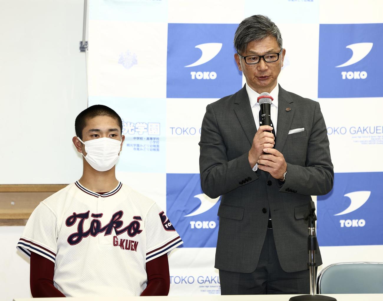 あいさつする桐光学園・野呂監督（右）。左は森（撮影・河田真司）
