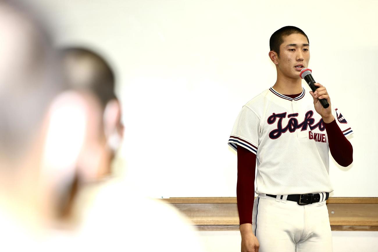あいさつする桐光学園・森（撮影・河田真司）