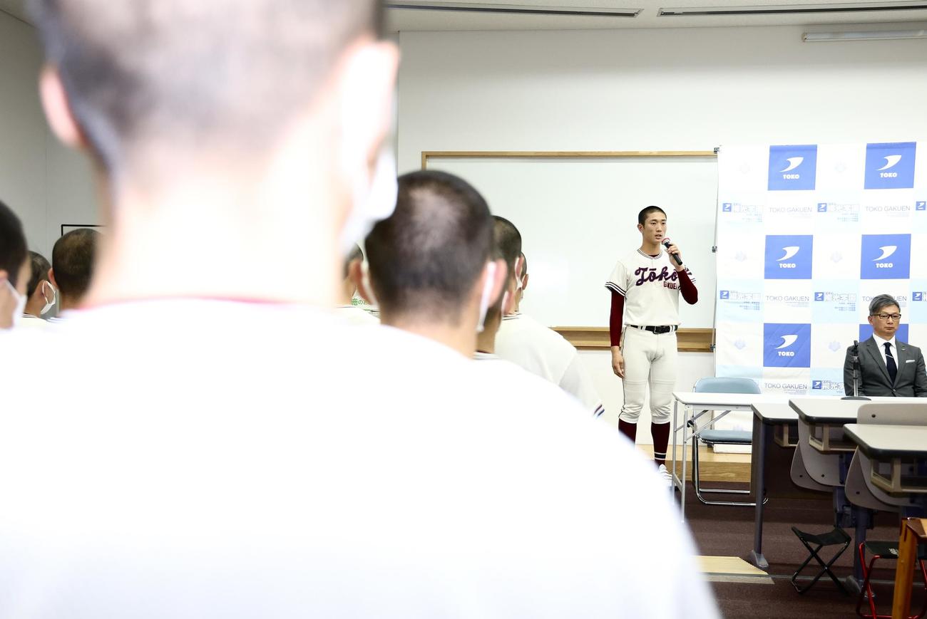 関東のセンバツ出場校発表後、あいさつする桐光学園・森（後方左）（撮影・河田真司）