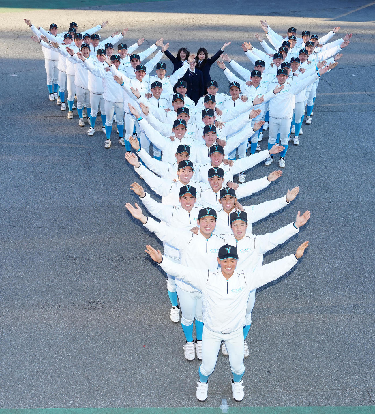センバツ出場が決定し「Y」の人文字をつくる山梨学院の選手たち（撮影・江口和貴）