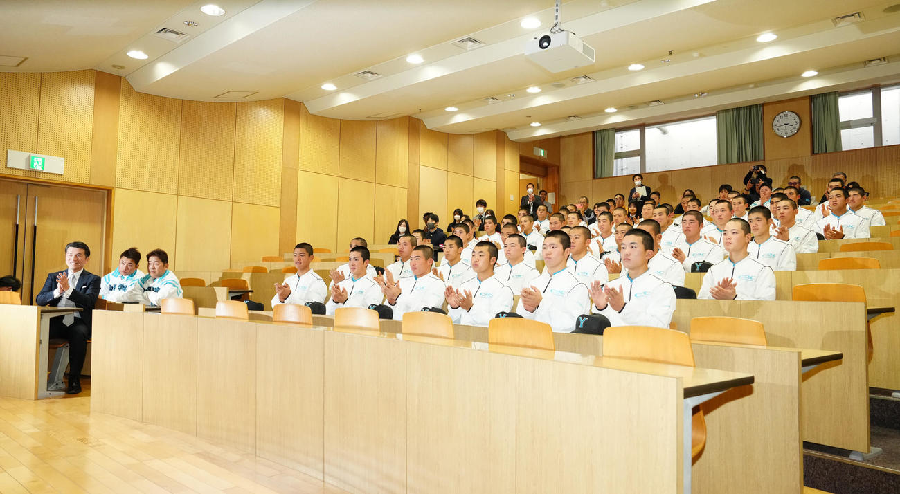 センバツ出場が決定し拍手する山梨学院の選手たち（撮影・江口和貴）