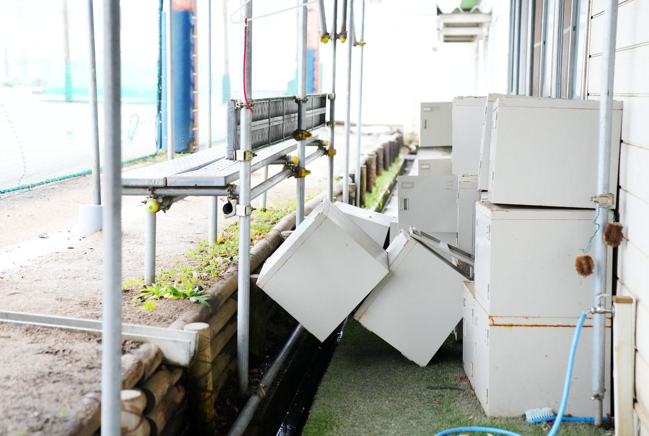 石川県輪島市にある日本航空石川、震災で校舎や道路が損壊し生徒たちは通学できず現在はオンライン授業がされている。野球部も活動ができない日が続いていたが15日から山梨の系列校で活動を再開した。日本航空石川野球部のグラウンドには地震の影響で倒れたロッカーがそのまま残されていた＝2024年1月17日