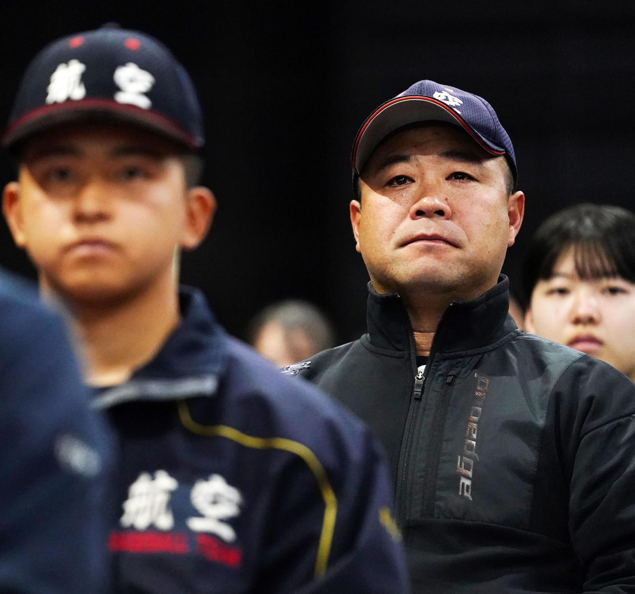 センバツ出場が決まり涙を流す日本航空石川・中村監督（右）（撮影・横山健太）